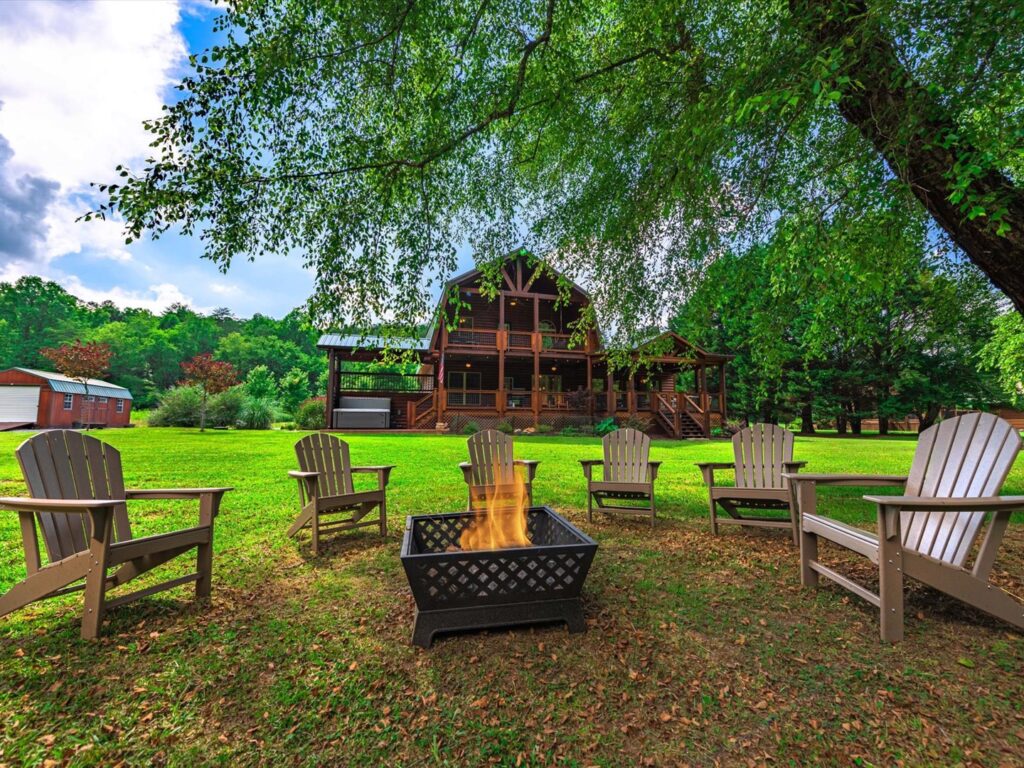 Outside Shot of Vacation Rental Take Me To the River